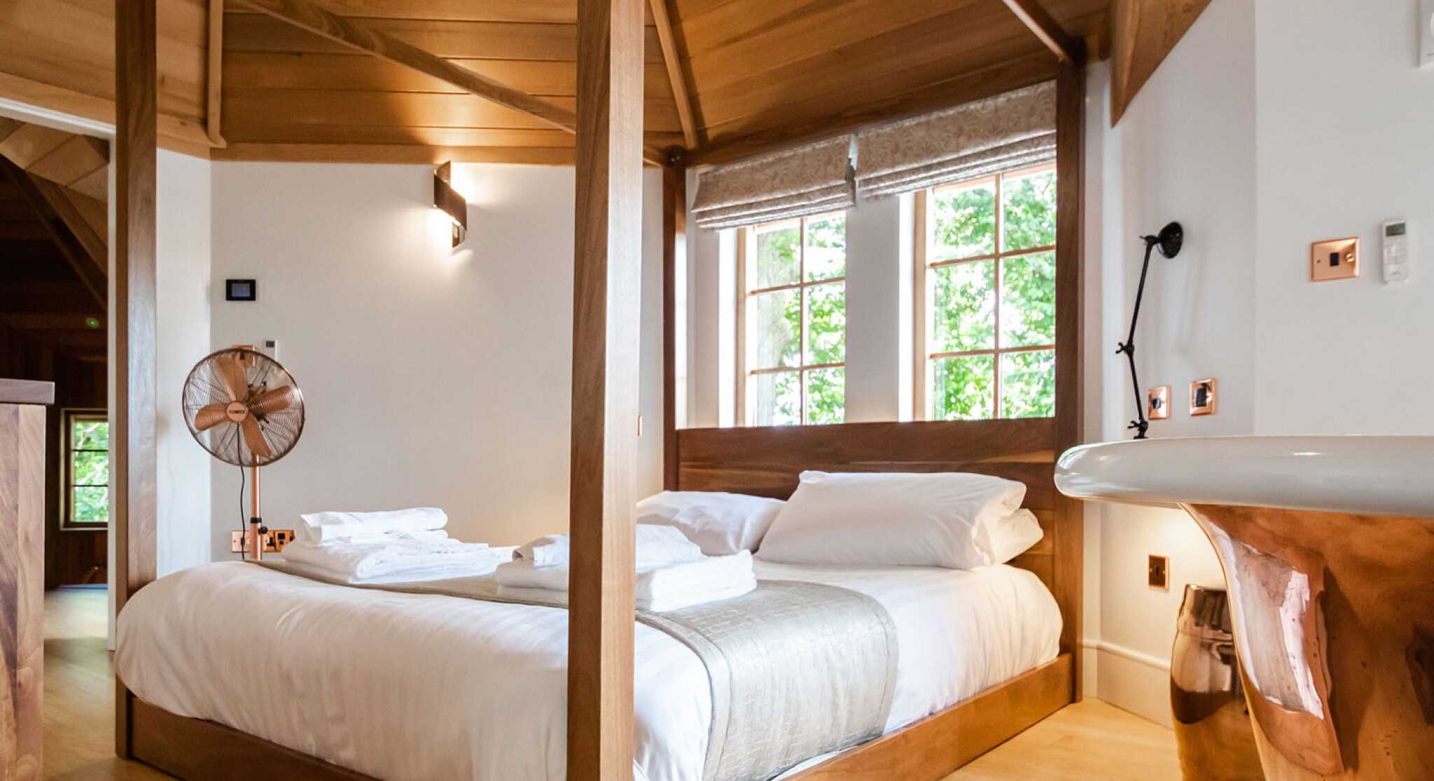 Coppertree Treehouse Retreat with Hot Tub in the New Forest